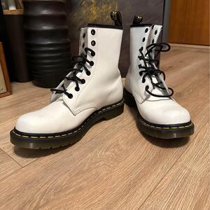 Doc Martens 1460 smooth white leather 8-eye women’s 9 boot